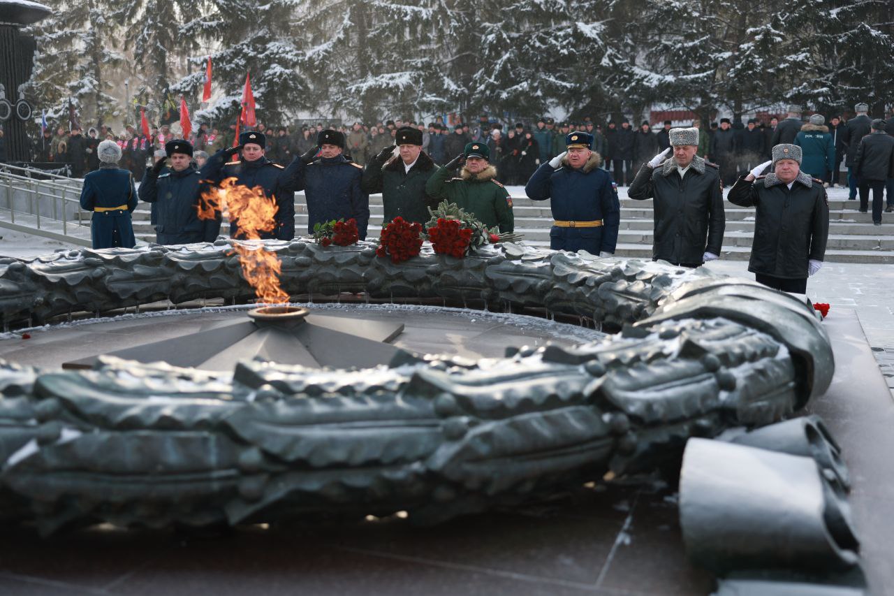 В Челябинске у «Вечного огня» почтили память защитников Отечества В Челябинске у «Вечного огня» почтили память защитников Отечества