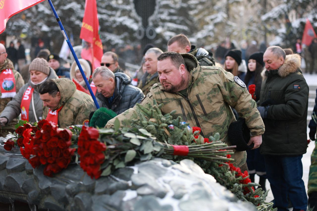 В Челябинске у «Вечного огня» почтили память защитников Отечества В Челябинске у «Вечного огня» почтили память защитников Отечества
