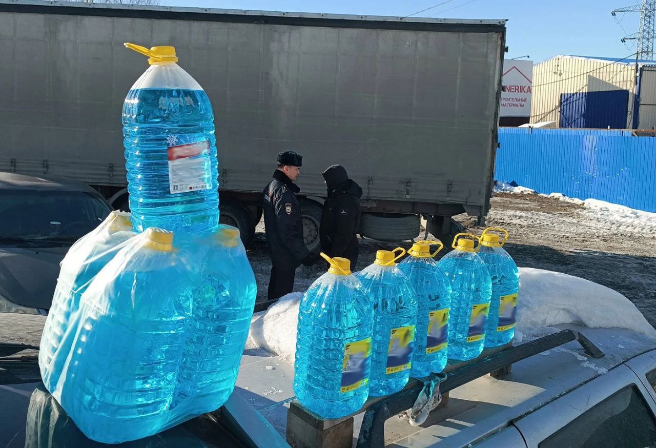 Незаконную торговлю «незамерзайкой» пресекла полиция Челябинска