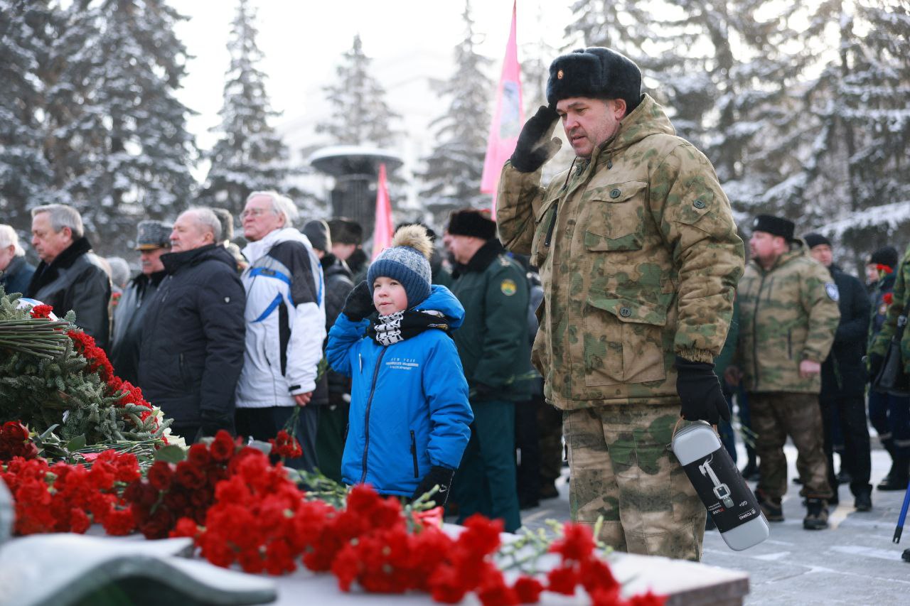В Челябинске у «Вечного огня» почтили память защитников Отечества В Челябинске у «Вечного огня» почтили память защитников Отечества