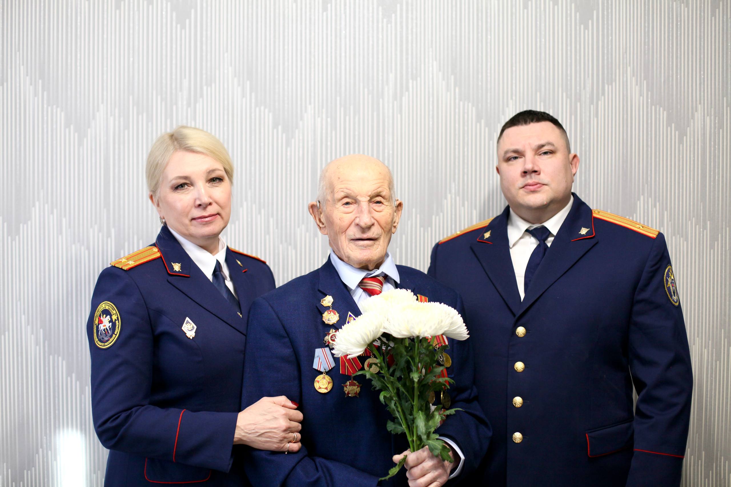 Офицеры СУ СК России по Челябинской области поздравили Николая Егоровича Шайбалова со 100-летием Офицеры СУ СК России по Челябинской области поздравили Николая Егоровича Шайбалова со 100-летием