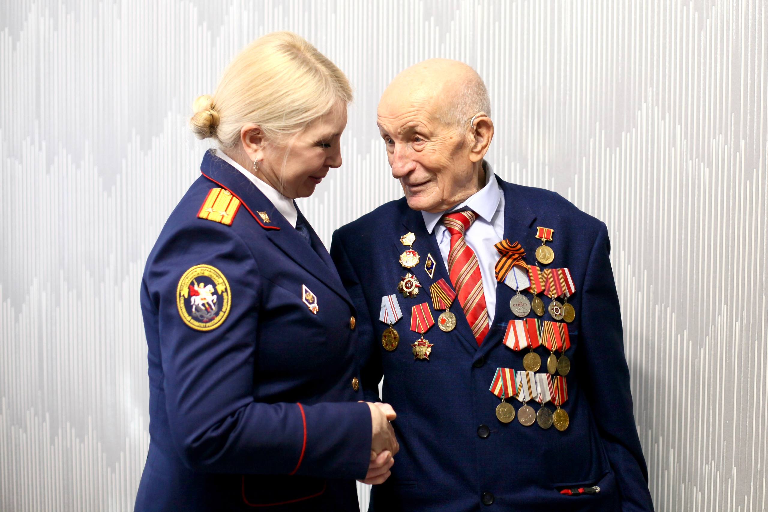 Офицеры СУ СК России по Челябинской области поздравили Николая Егоровича Шайбалова со 100-летием Офицеры СУ СК России по Челябинской области поздравили Николая Егоровича Шайбалова со 100-летием