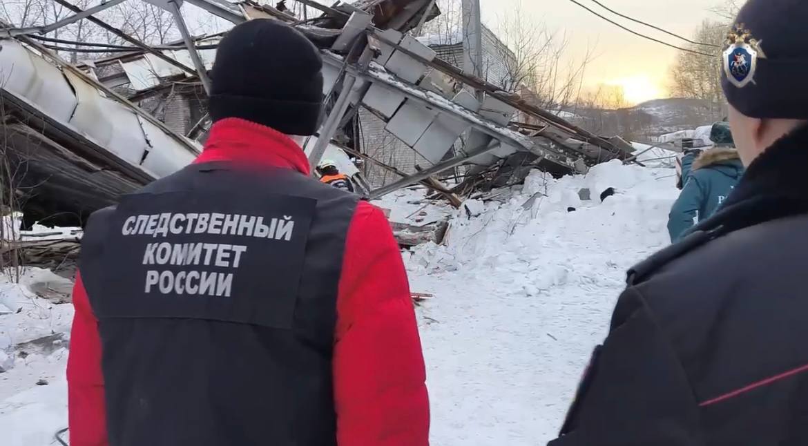 Под завалами нашли тело рабочего: СК возбудил дело после обрушения на заводе в Златоусте