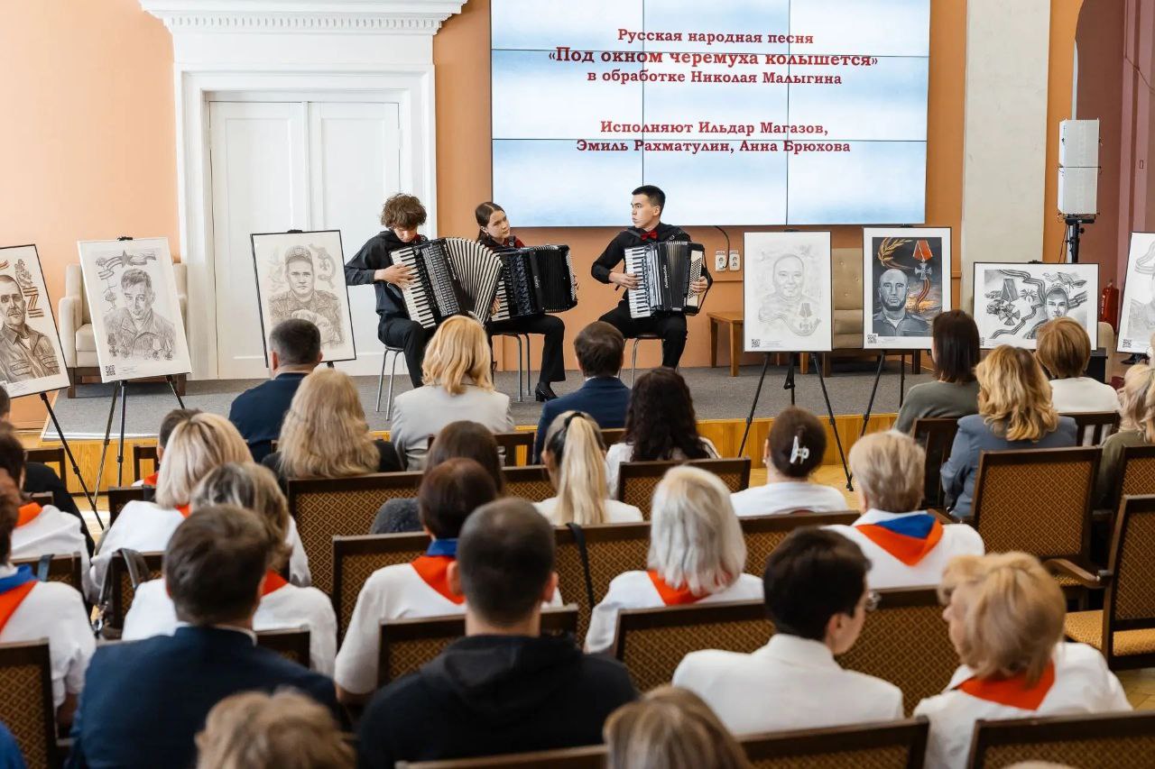 Выставка «Уральские герои СВО. Память в рисунках детей» открылась в Челябинске Выставка «Уральские герои СВО. Память в рисунках детей» открылась в Челябинске