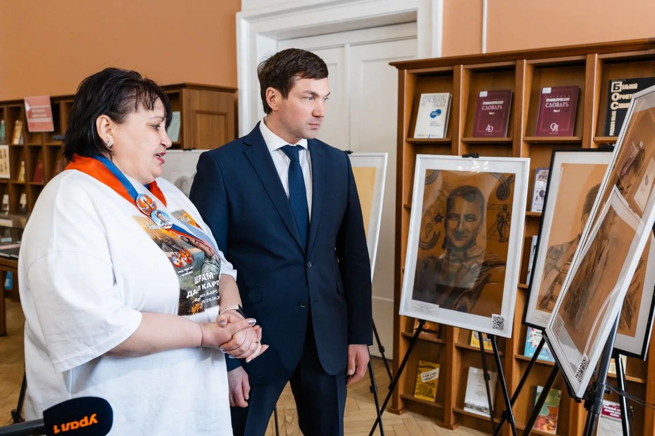 Выставка «Уральские герои СВО. Память в рисунках детей» открылась в Челябинске Выставка «Уральские герои СВО. Память в рисунках детей» открылась в Челябинске