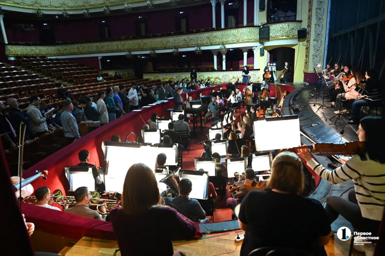 В Челябинском театре оперы и балета проходят последние репетиции концерта, посвященного 120-летию со дня рождения Дмитрия Шостаковича В Челябинском театре оперы и балета проходят последние репетиции концерта, посвященного 120-летию со дня рождения Дмитрия Шостаковича