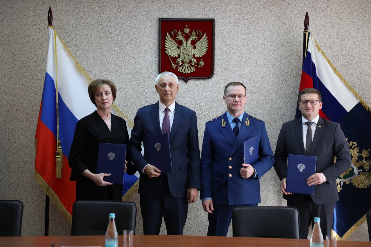 Прокуратура Челябинской области, Южно-Уральский государственный университет, глава г. Магнитогорска и средняя общеобразовательная школа № 1 г. Магнитогорска подписали соглашение о создании прокурорского класса Прокуратура Челябинской области, Южно-Уральский государственный университет, глава г. Магнитогорска и средняя общеобразовательная школа № 1 г. Магнитогорска подписали соглашение о создании прокурорского класса