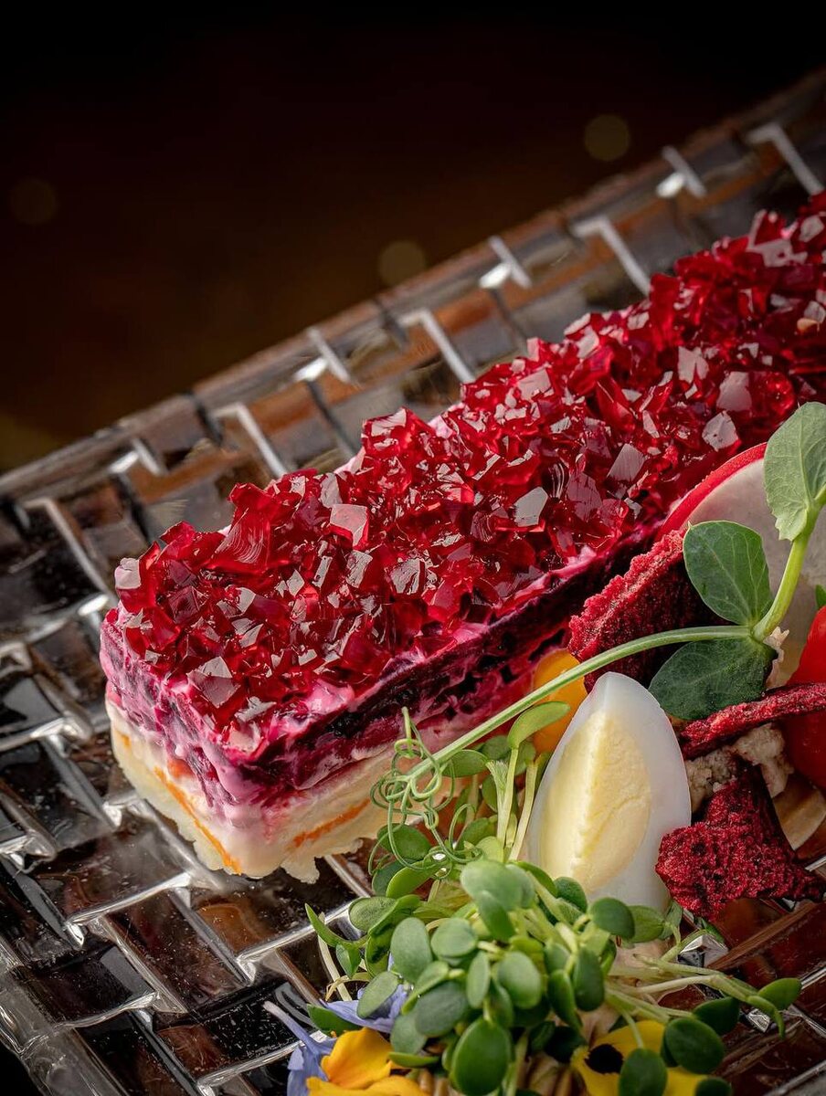 Необычная подача «Селедки под шубой»: как в «Кафе Пушкинъ» превратили классическую закуску в шедевр