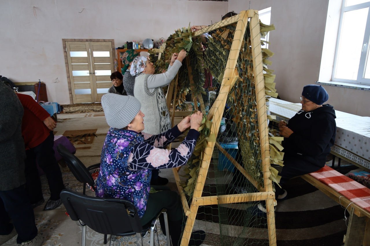 В деревне Айбатова ветераны СВО подключили к свету мечеть, где плетут сети для бойцов