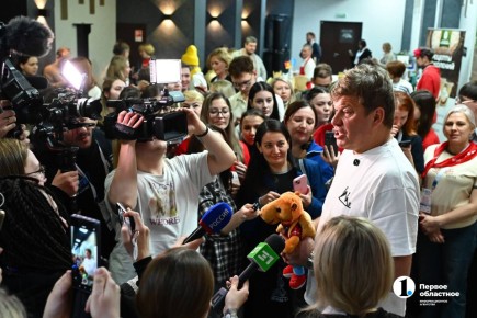 Дмитрий Губерниев получил в подарок игрушку с маскотом телеканала ОТВ