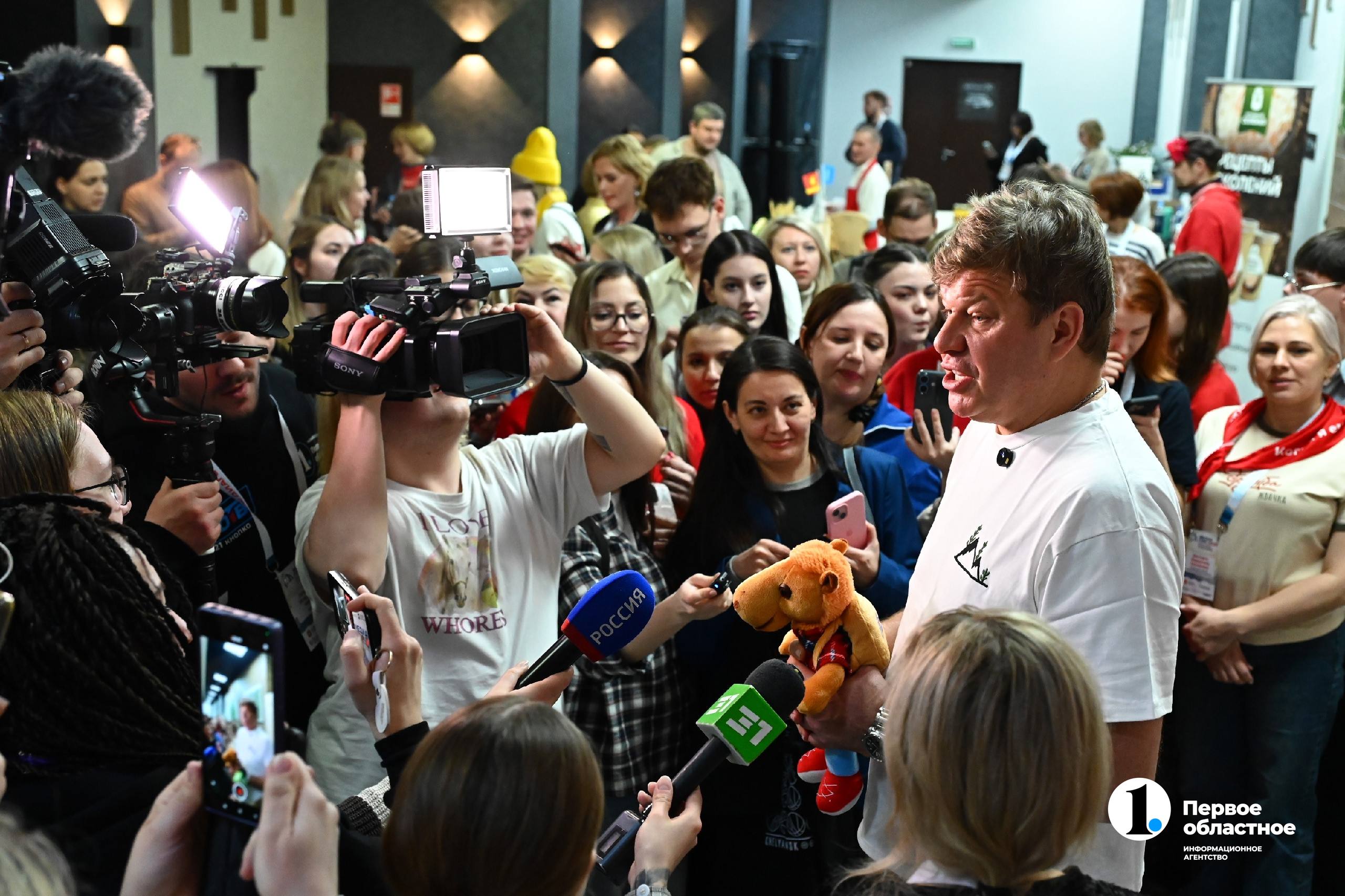 Дмитрий Губерниев получил в подарок игрушку с маскотом телеканала ОТВ