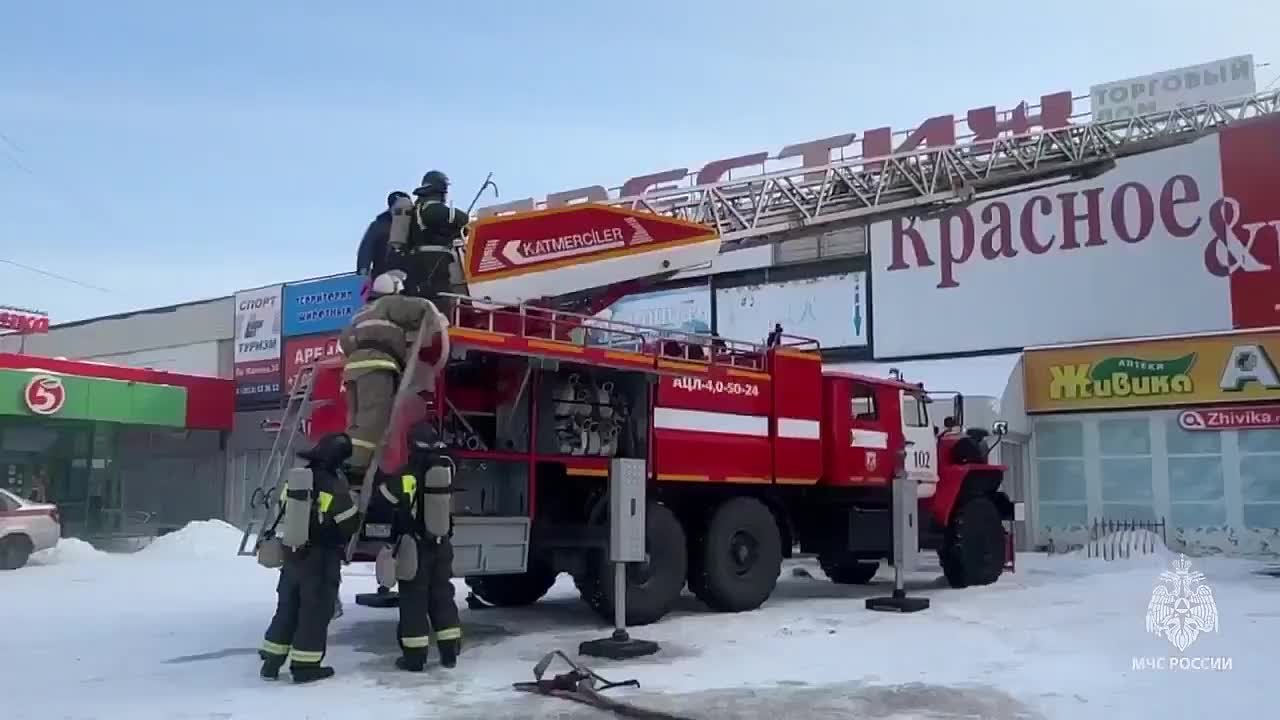 В МЧС сообщили о локализации пожара в торговом центре Миасса на площади 450 кв. метров