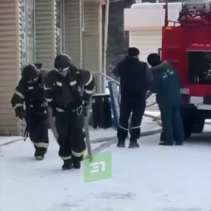 В Миассе на тушении ТЦ задействованы подразделения из Златоуста