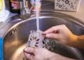 Эксперты Роспотребнадзора объяснили, чем опасны кухонные губки для посуды