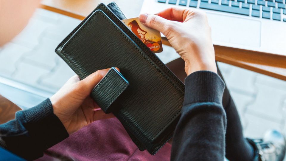 Жителей Челябинска предупредили об уголовном наказании за найденные деньги и вещи