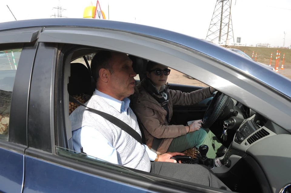 Больше часов – выше вероятность ДТП: автоэксперт объяснил, почему новые правила обучения водителей могут привести к росту аварий