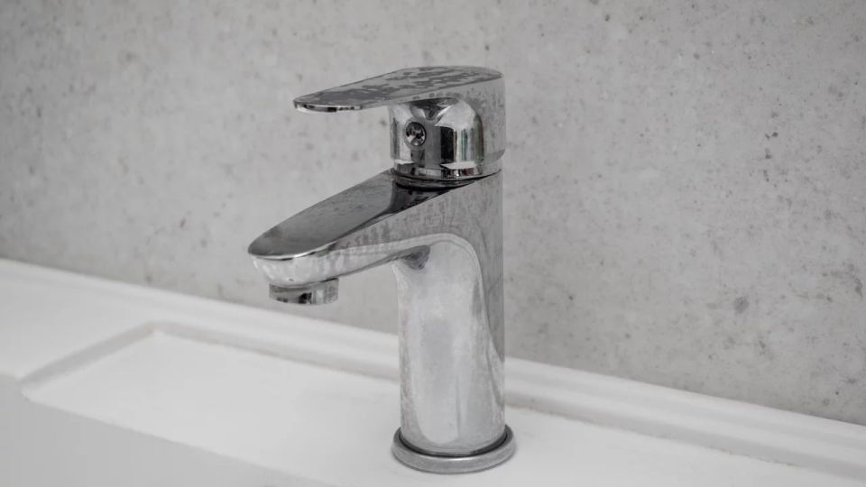 В пяти районах Челябинска из кранов может пойти зеленая вода