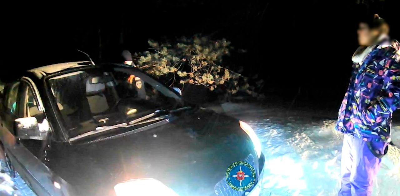 На Южном Урале спасатели вызволили из снежного заноса автомобиль с двумя женщинами