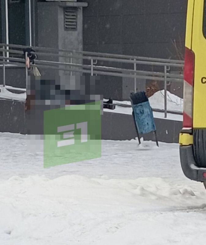 ЧП в Парковом. Около подъезда жители увидели тело девушки