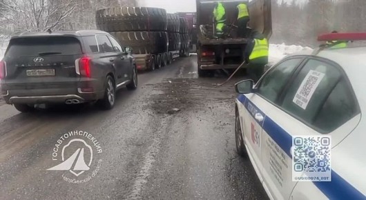 Сотрудники Госавтоинспекции оказывают содействие дорожным службам в проведении дорожных работ