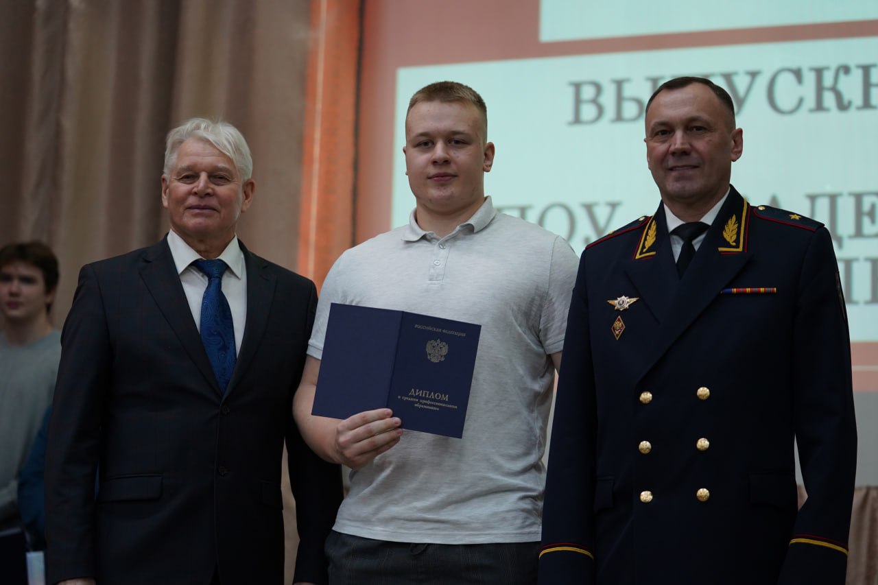 Заместитель начальника ГУ МВД России по Челябинской области вручил дипломы выпускникам Академического колледжа Заместитель начальника ГУ МВД России по Челябинской области вручил дипломы выпускникам Академического колледжа