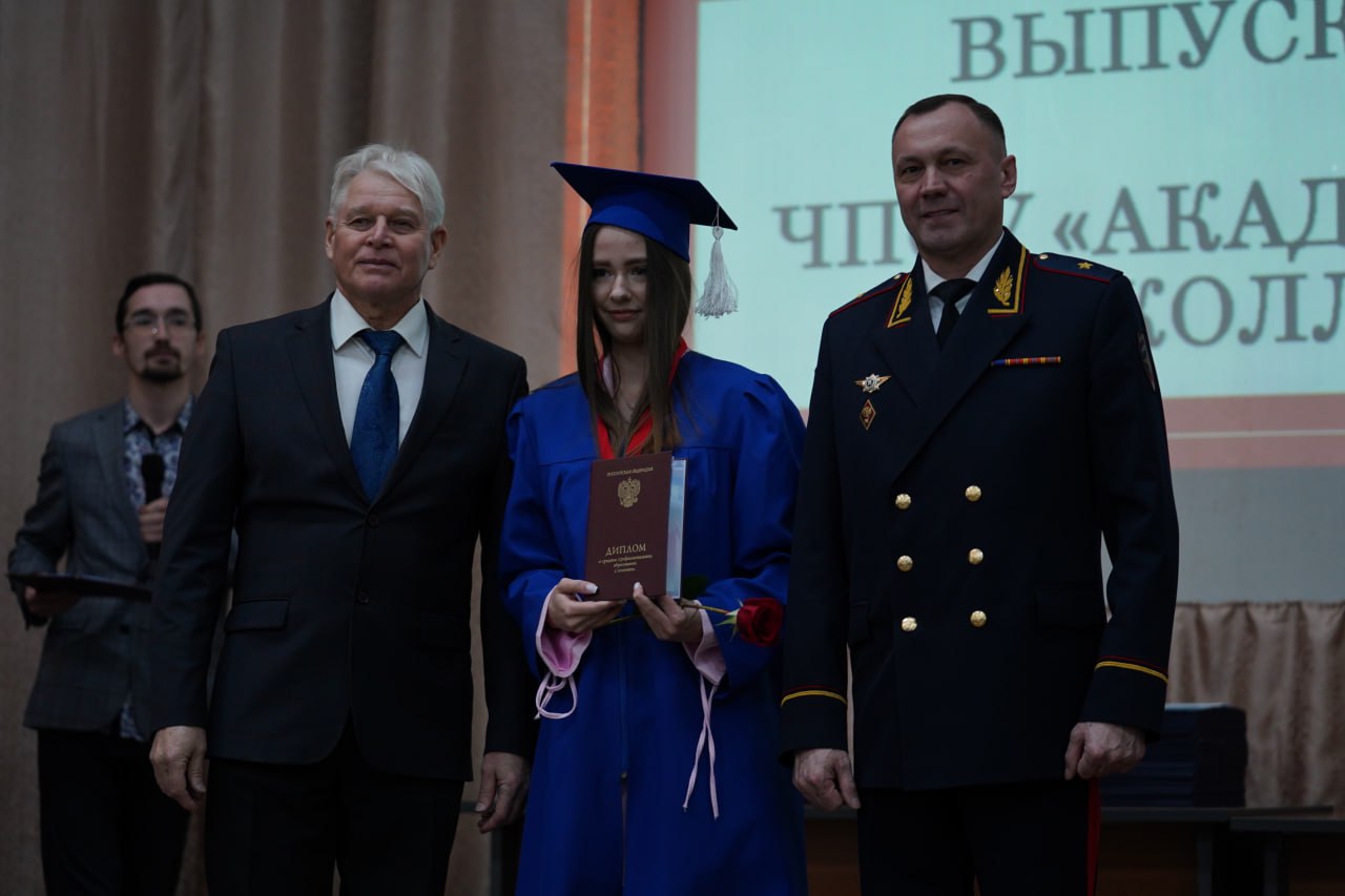 Заместитель начальника ГУ МВД России по Челябинской области вручил дипломы выпускникам Академического колледжа Заместитель начальника ГУ МВД России по Челябинской области вручил дипломы выпускникам Академического колледжа