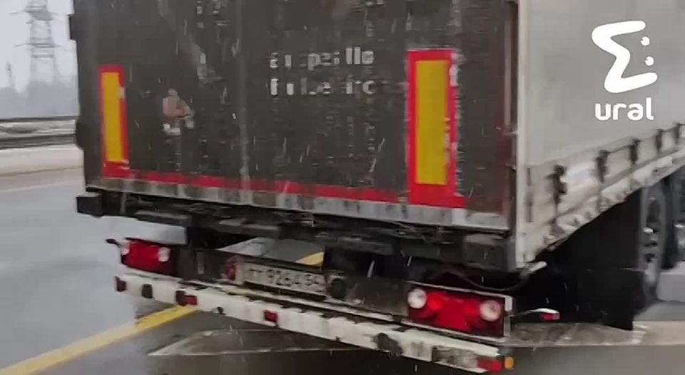 Отрезок трассы М-5 от Уфы до Челябинска перекрыли до девяти утра — из-за мощного снегопада и гололеда