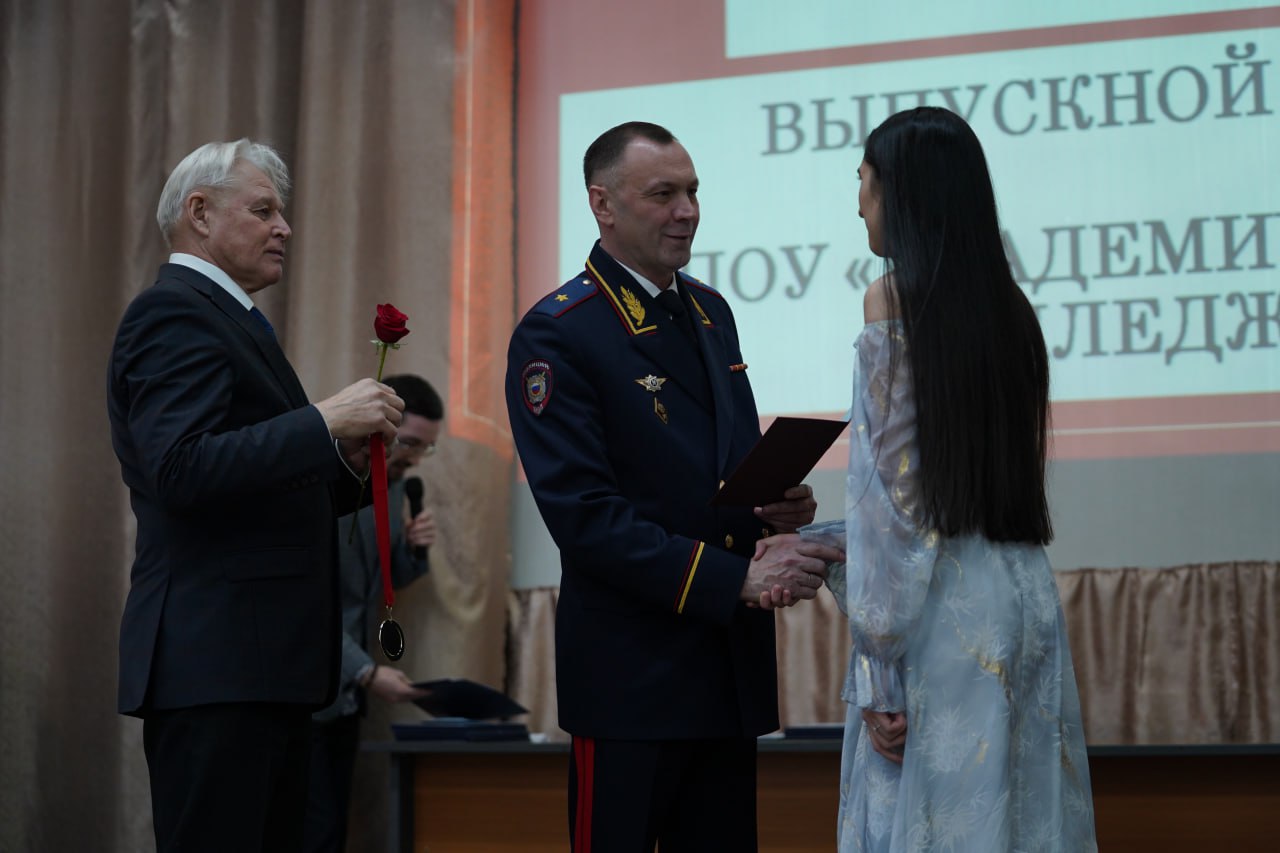 Заместитель начальника ГУ МВД России по Челябинской области вручил дипломы выпускникам Академического колледжа Заместитель начальника ГУ МВД России по Челябинской области вручил дипломы выпускникам Академического колледжа