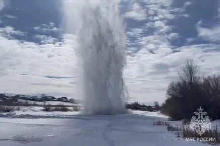 На южноуральских реках начали распиливать лед для предотвращения подтоплений