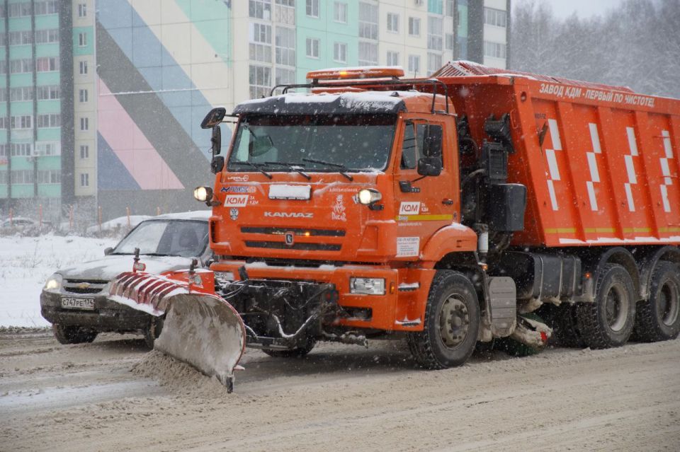 На дорогах Челябинска и области идет активная борьба с последствиями снегопадов