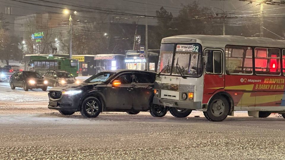 Автобус и кроссовер не поделили дорогу: ПАЗ протаранил Mazda на проспекте в Челябинске