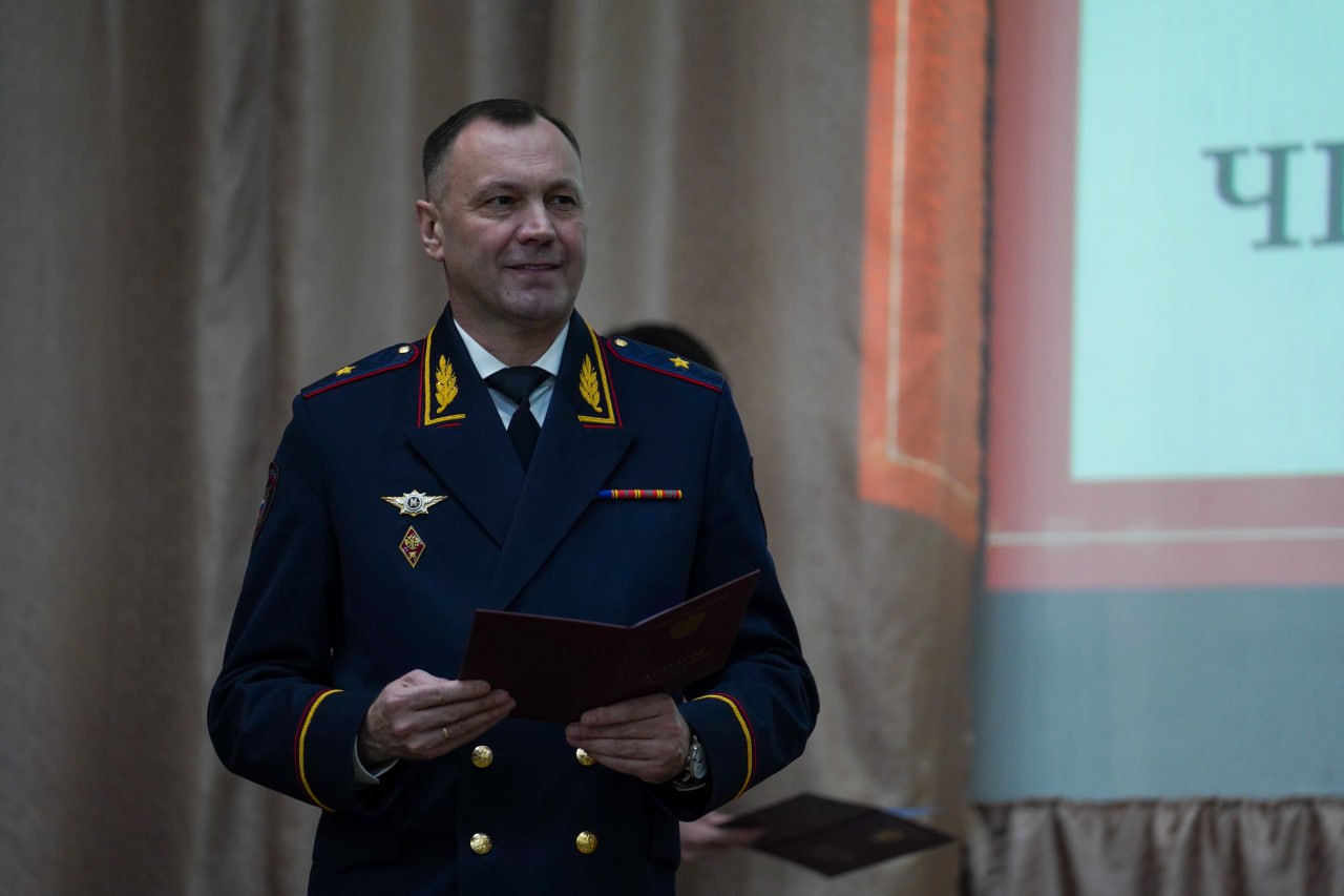 Заместитель начальника ГУ МВД России по Челябинской области вручил дипломы выпускникам Академического колледжа Заместитель начальника ГУ МВД России по Челябинской области вручил дипломы выпускникам Академического колледжа