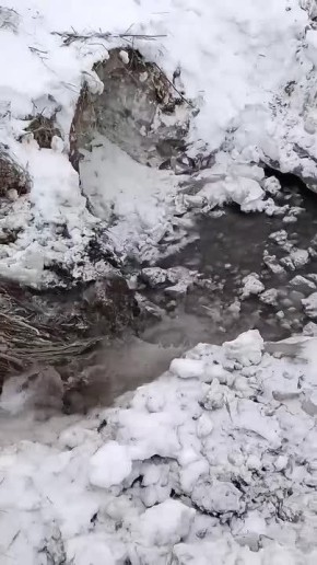 В селе Сыростан под Миассом из-за перемерзания трубы вода в реке пошла поверх льда