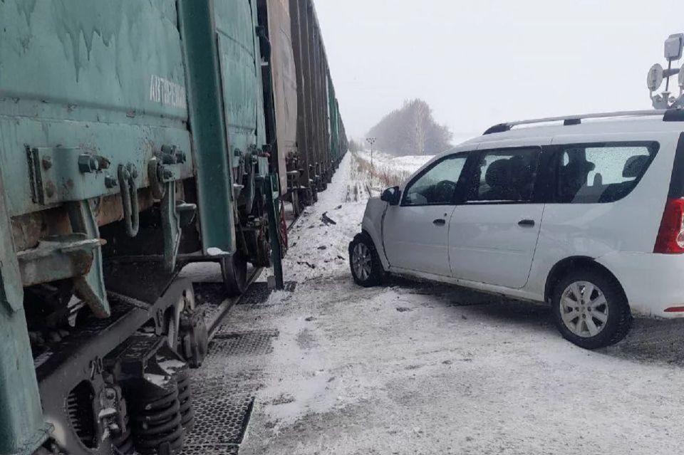 Минивэн попал под поезд в Челябинской области