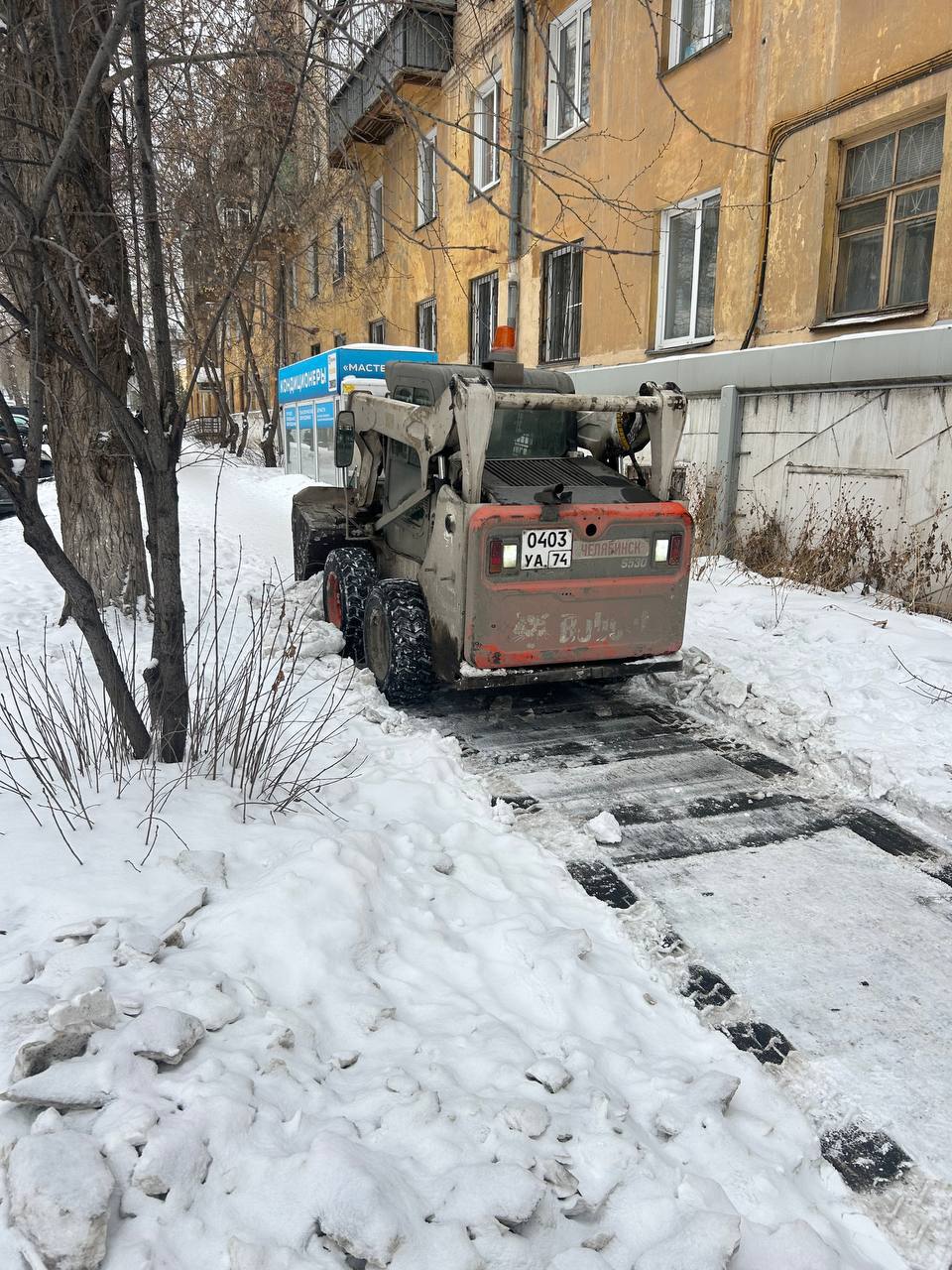 Снег вновь мобилизовал все службы города Снег вновь мобилизовал все службы города