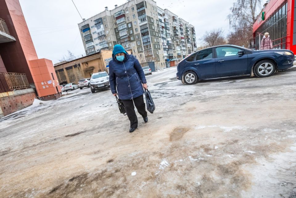 Дорожники компенсируют 700 тысяч рублей упавшей на льду пенсионерке в Челябинске