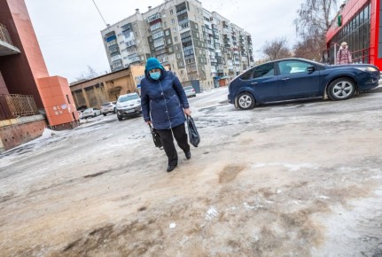 Дорожники компенсируют 700 тысяч рублей упавшей на льду пенсионерке в Челябинске