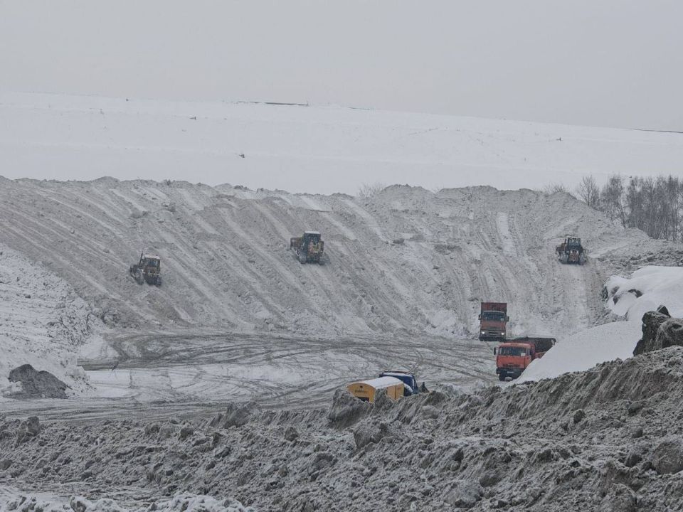 Снегопад в Челябинске не прекращается вторые сутки — город чистят сотни машин и рабочих