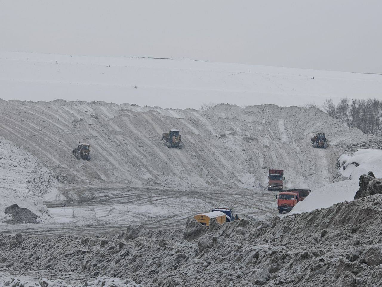 Снегопад в Челябинске не прекращается вторые сутки — город чистят сотни машин и рабочих