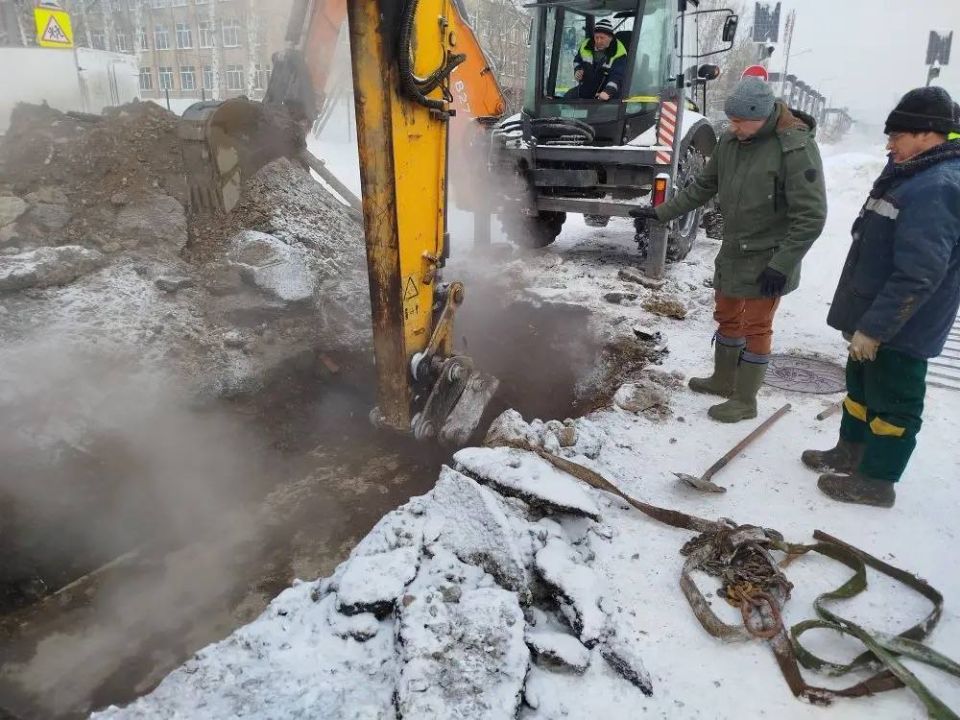 В Карабаше нашли место коммунальной аварии и приступили к ремонту