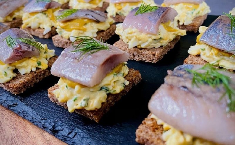 Удивительная закуска из селедки, которая станет хитом любого праздника