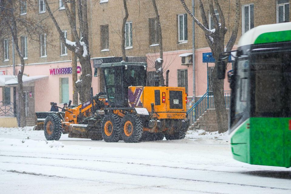 На борьбу со снегопадом в Челябинске вышли полтысячи рабочих