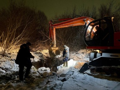 В Коркино приступили к установке хомута на прорванную трубу