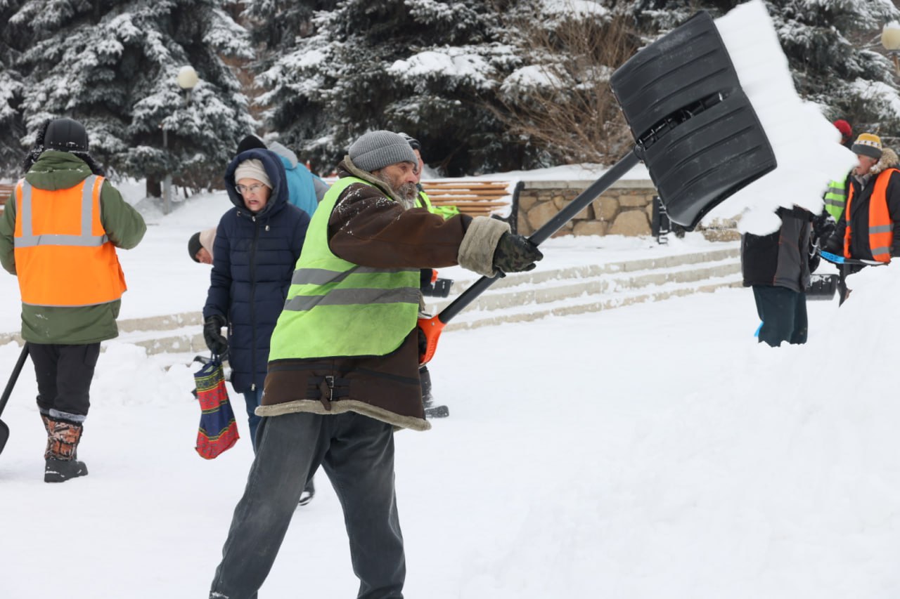 Фотограф заснял интенсивную уборку Челябинска после сильного снегопада
