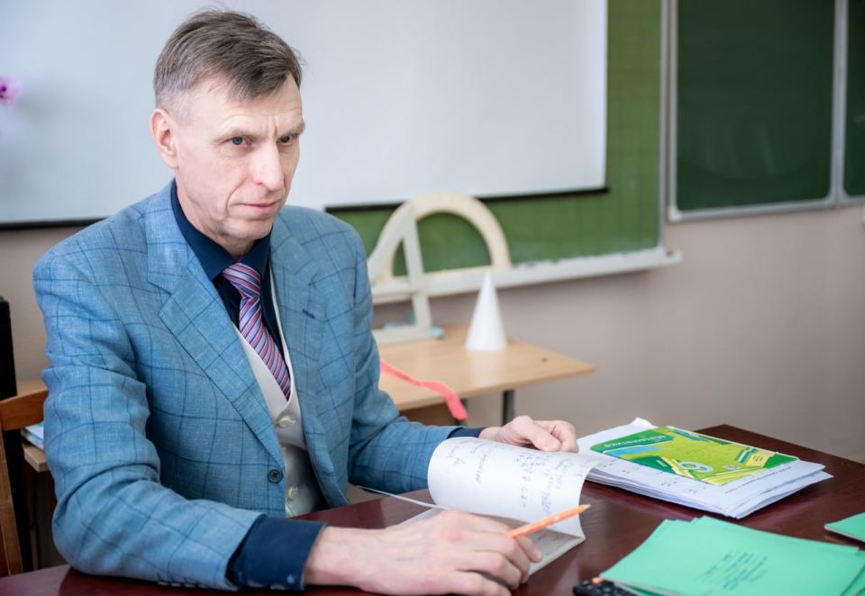 Кравцов вручил премию «Знание» известному учителю математики из Челябинска