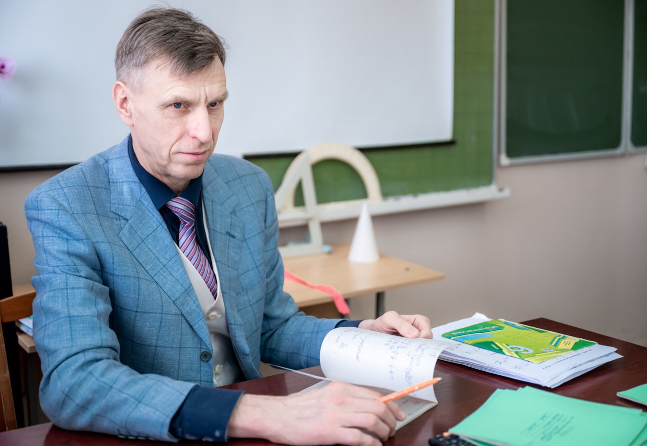 Кравцов вручил премию «Знание» известному учителю математики из Челябинска