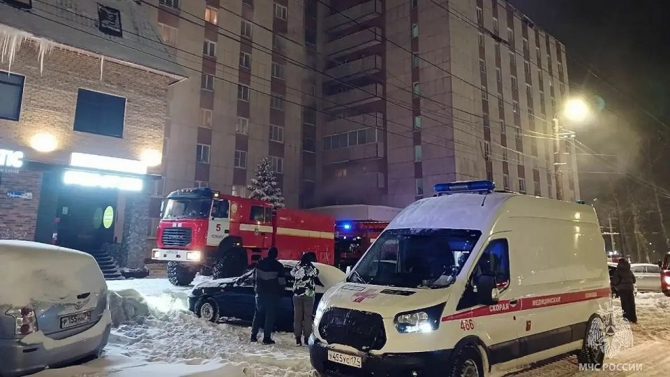 В Челябинске спасли 42 человека во время пожара в девятиэтажке