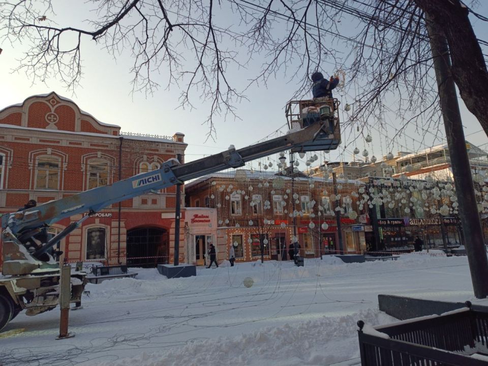 Тем временем на Кировке до сих пор убирают световой потолок