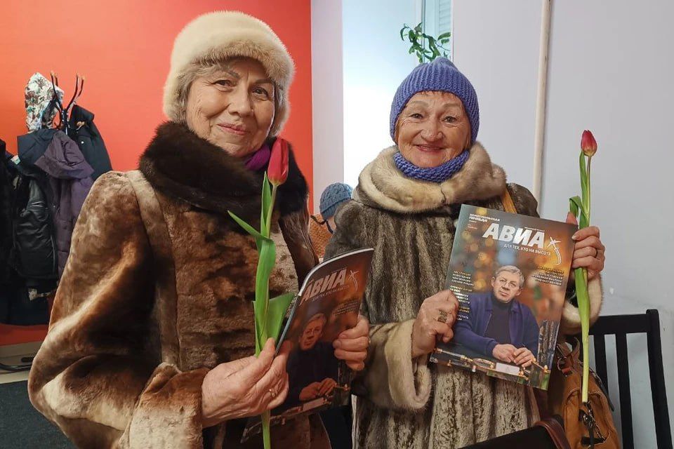 Частичка заботы и весеннего тепла: сотрудники «КП-Челябинск» подарили цветы бабушкам в социальном кафе