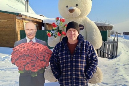 Путин с букетом роз и огромный медведь: яркую фотозону сделали к 8 Марта жители села в Челябинской области